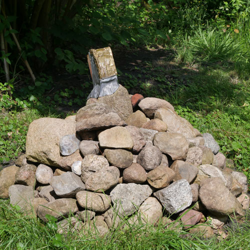 Kunstwerk Gold wchst aus dem Steinhaufen - (c) Wolfgang Cordes